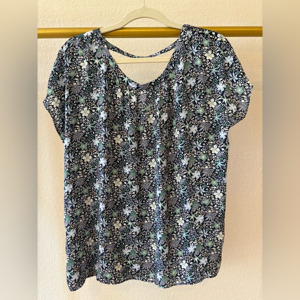 Loft Women’s navy and light blue green floral mixed media short sleeve blouse L